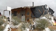 Abuelito y nieto viven en una casa de cartón y madera en Juárez