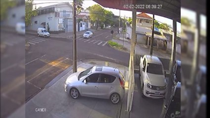 Câmera flagra colisão na esquina da Cuiabá com a Carlos de Carvalho