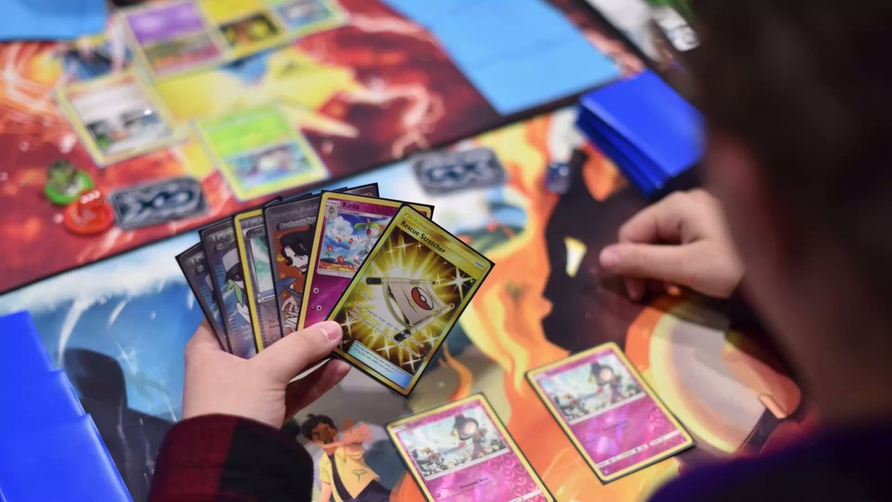 Ce streamer brûle une carte Pokémon avec le lance-flammes d'Elon Musk !