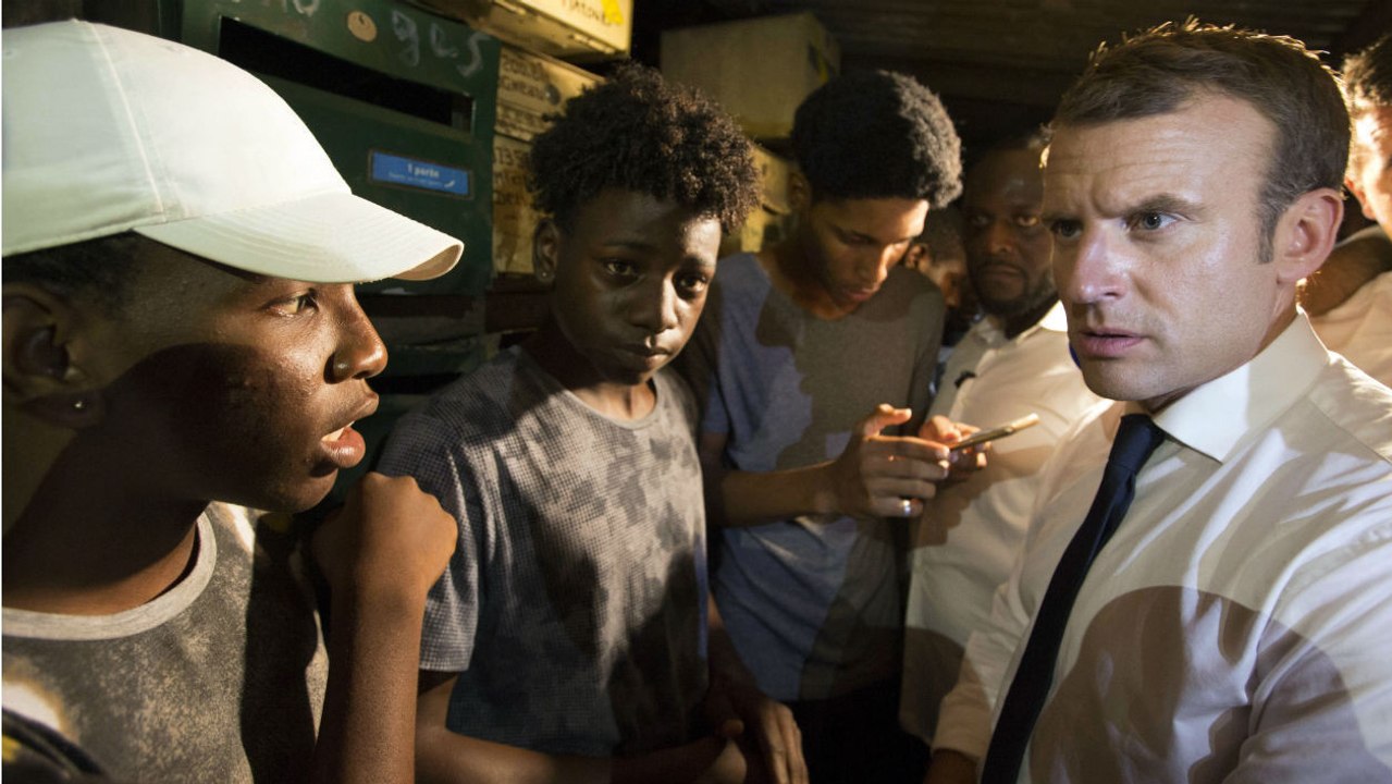 "Il y en a qui ne fument pas que des cigarettes" : quand Macron surprend des jeunes en train de fumer du cannabis