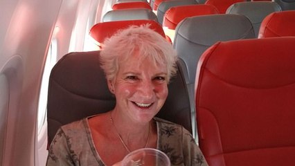 En voyage pour la Crète, elle se retrouve complètement seule dans son avion