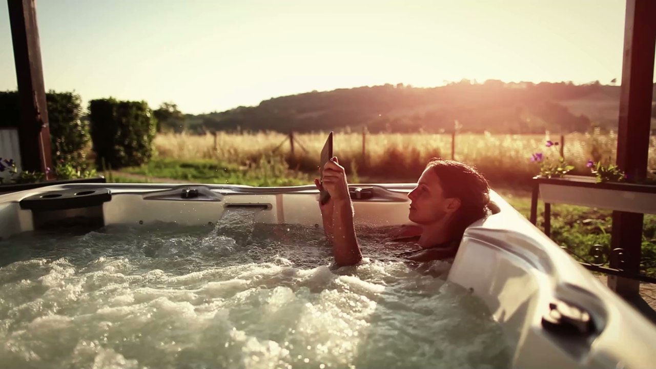 Twitch : la mode des lives jacuzzi des streameuses fait scandale sur la plateforme