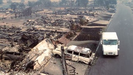 Santa Rosa (Californie, USA) : un facteur livre encore le courrier après les incendies