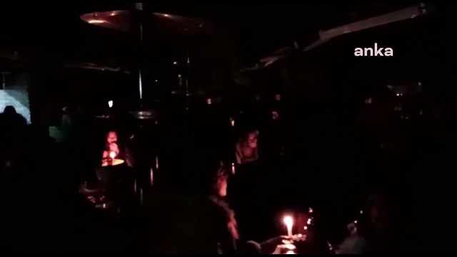 Bursa'da kafe ve barlar ışıklarını söndürerek yüksek elektrik zammını protesto etti