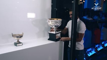Nadal coloca el trofeo del Open de Australia en el museo de su academia