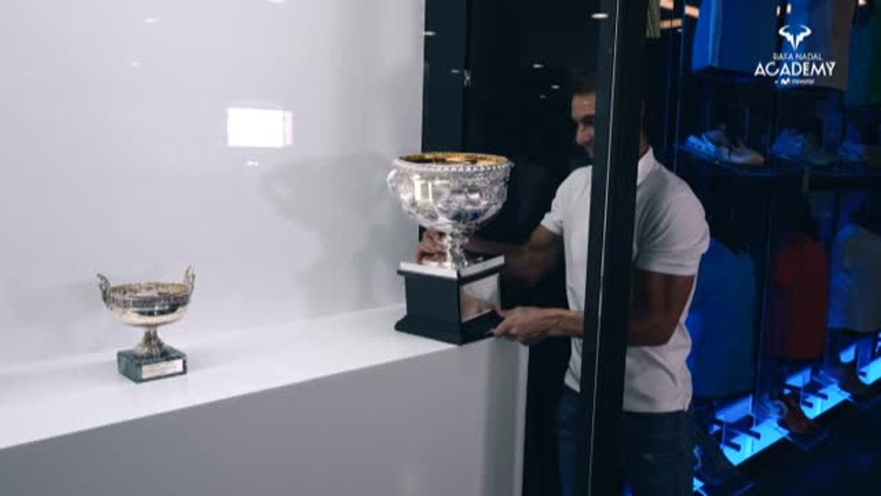 Nadal coloca el trofeo del Open de Australia en el museo de su academia
