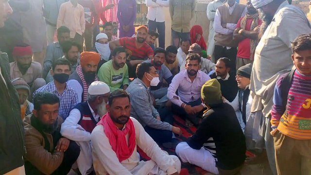 महिला चिकित्सक के तबादले की मांग को लेकर अस्पताल के जड़ा ताला