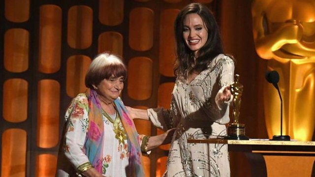 Angelina Jolie remet un Oscar d'honneur à Agnès Varda