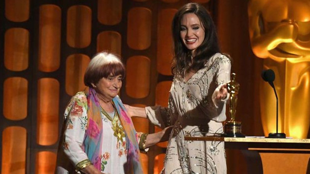 Angelina Jolie remet un Oscar d'honneur à Agnès Varda