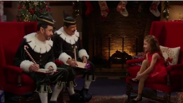 Les lutins du père noël demandent à une petite fille de 4 ans si elle a été bien sage cette année