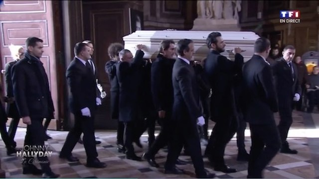 Le cercueil de Johnny Hallyday porté par ses proches