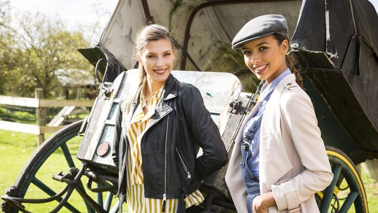 Bienvenue chez nous : Camille Cerf et Flora Coquerel dans l'émission de TF1