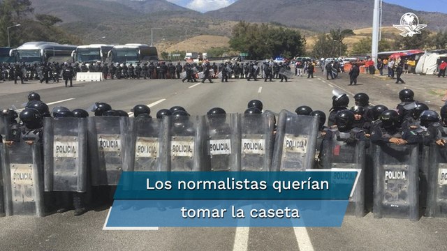 Se enfrentan normalistas de Ayotzinapa y policías en la Autopista del Sol