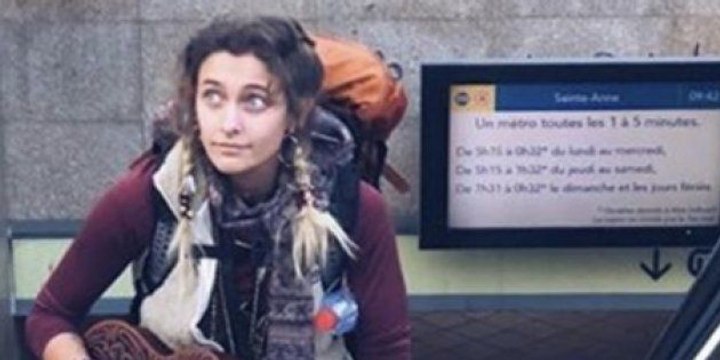 Paris Jackson joue du ukulélé... dans les rues de Rennes