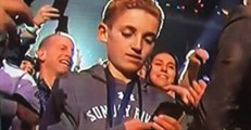 Super Bowl: Justin Timberlake se fait voler la vedette par un enfant regardant son téléphone