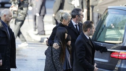 Hommage à Johnny : Laeticia Hallyday, Jade et Joy en larmes derrière le cortège  et le cercueil du chanteur