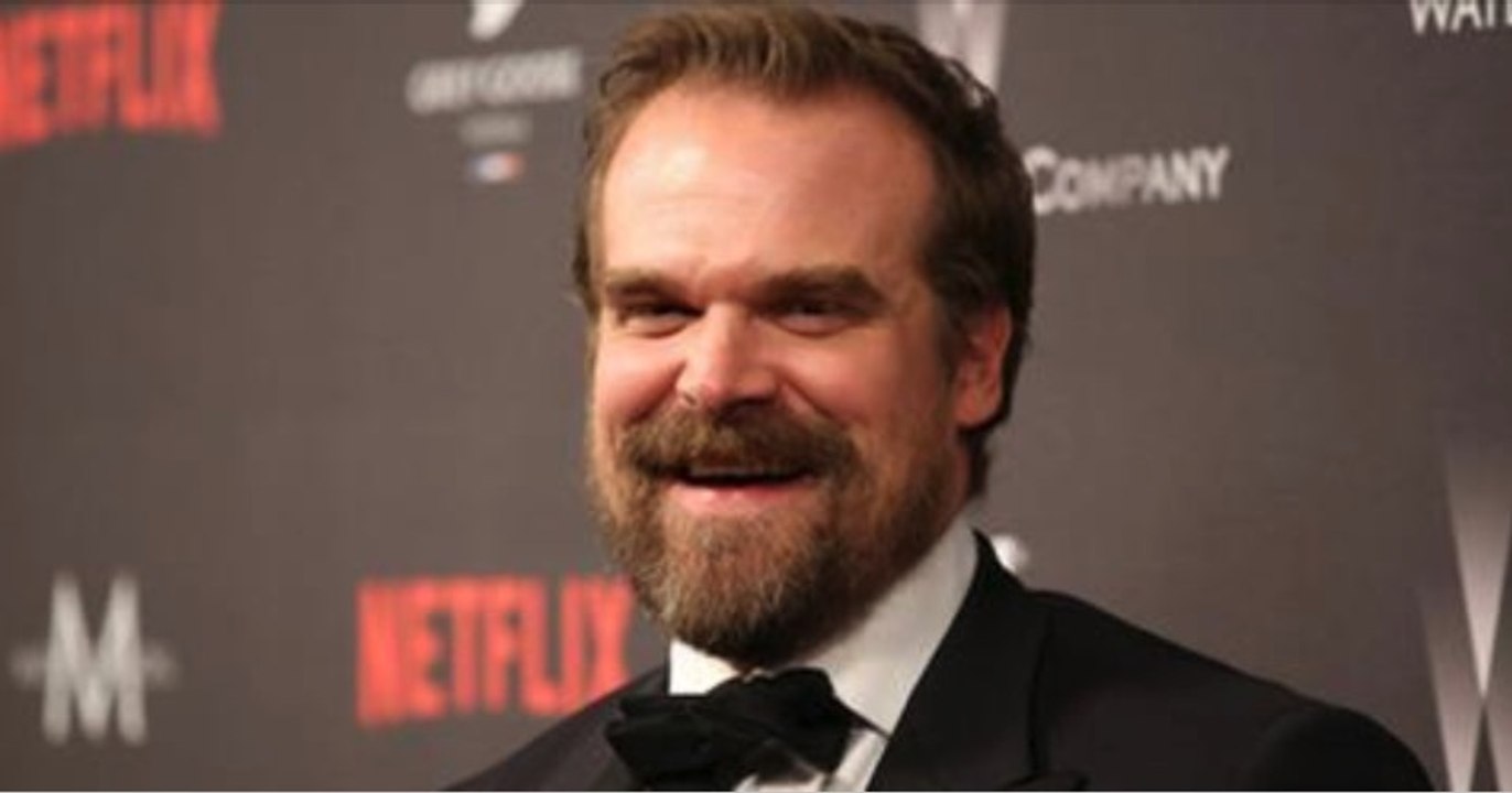 Stranger Things: David Harbour perd un pari avec une fan et cède à sa demande complètement folle