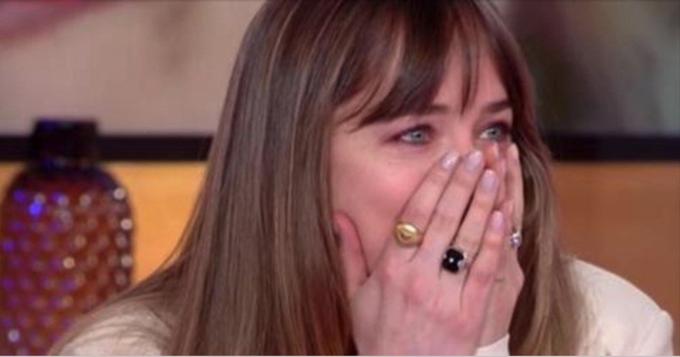 Cinquante nuances plus claires: Dakota Johnson fond en larmes devant une ancienne interview de sa mère.