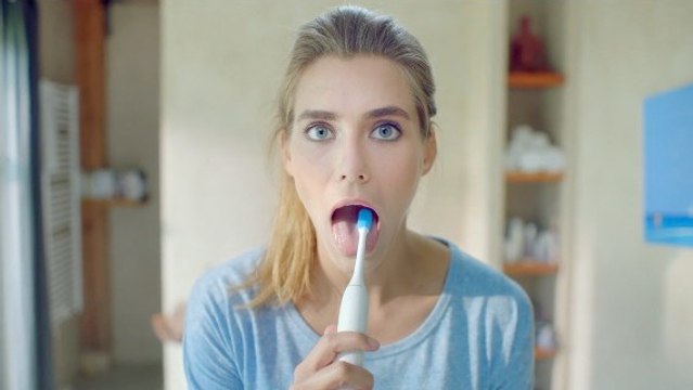 Pourquoi il ne faut pas se brosser la langue quand vous vous lavez les dents
