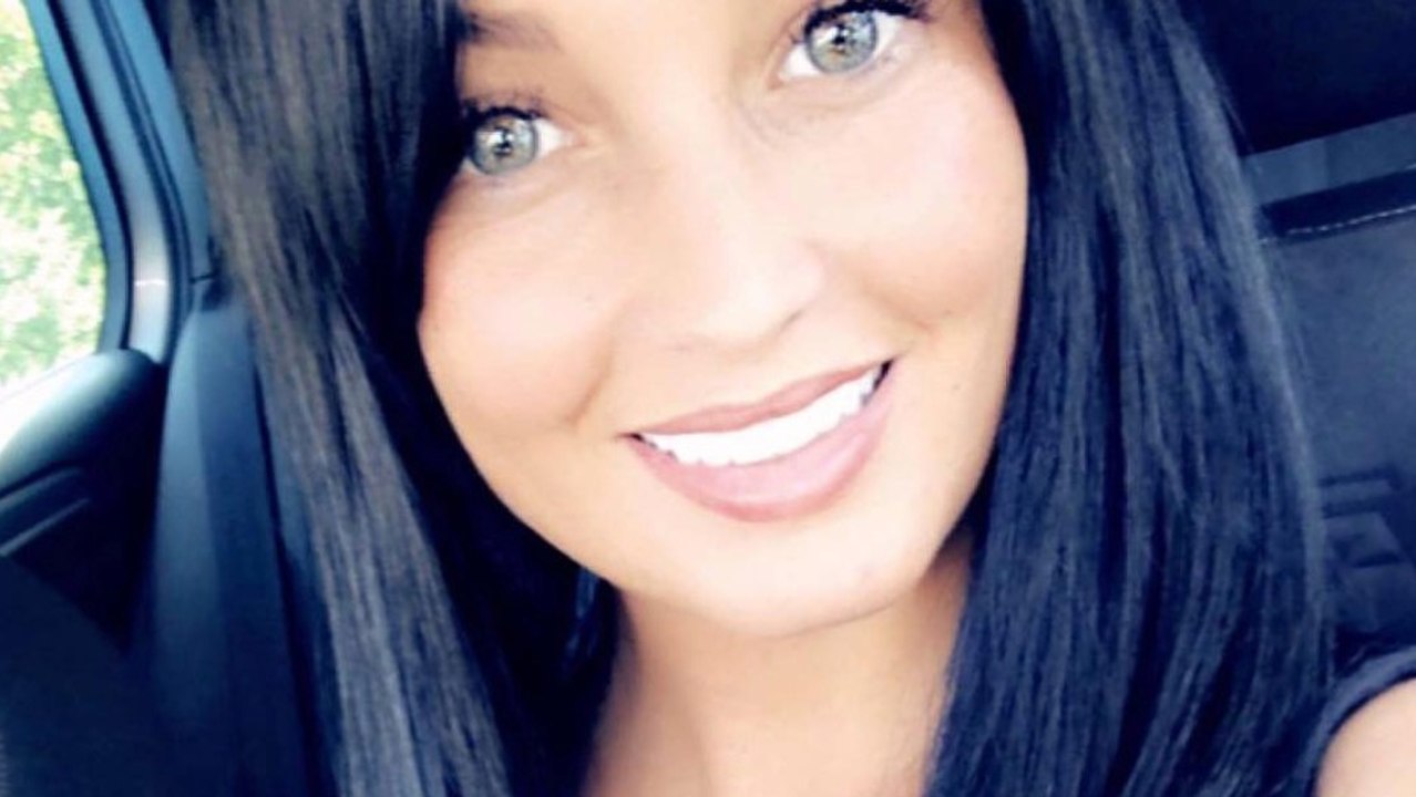 Aurélie Dotremont (Les Anges) montre le résultat de son augmentation mammaire