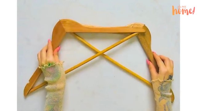 DIY : fabriquez un plateau avec des cintres