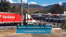 Lanzan normalistas de Ayotinapa tráiler sin frenos contra GN y policías tras enfrentamiento