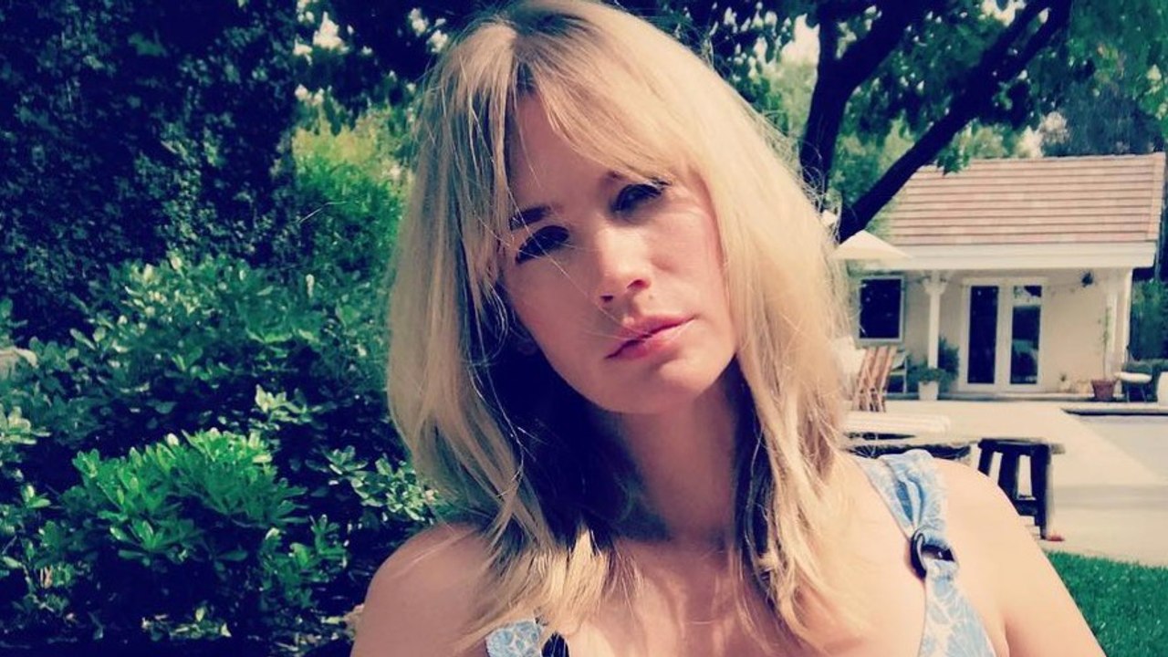 January Jones (Mad Men) montre sa parfaite silhouette en maillot de bain