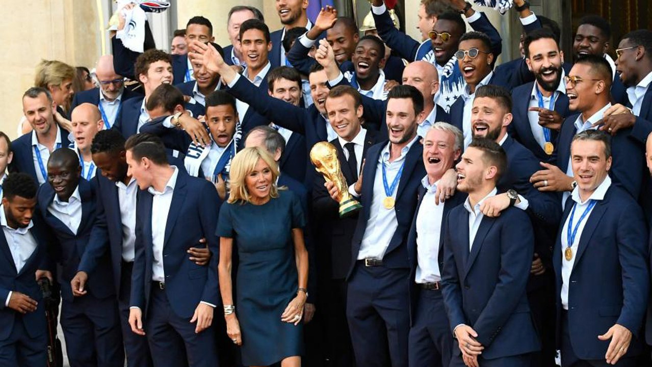 Coupe du monde 2018 : emportés par la joie, Emmanuel et Brigitte Macron ont totalement oublié le protocole