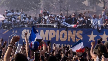 On sait qui est le responsable du passage express du bus des Bleus sur les Champs Elysées