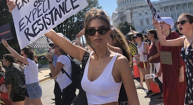 La mannequin Emily Ratajkowski et l'actrice Amy Schumer arrêtées lors d'une manifestation féministe à Washington