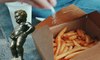 En Belgique, les étudiant qui n'urinent pas dans la rue sont récompensés par un cornet de frites