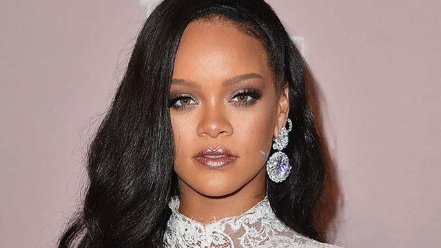 La star Rihanna débarque avec son premier tuto make-up sur Youtube