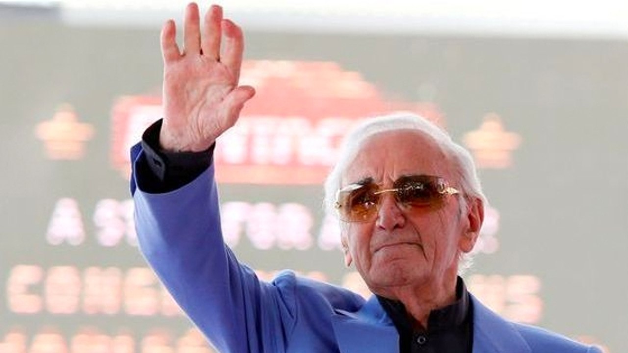 Une des chansons qui a lancé la carrière de Johnny Hallyday a été écrite par Charles Aznavour