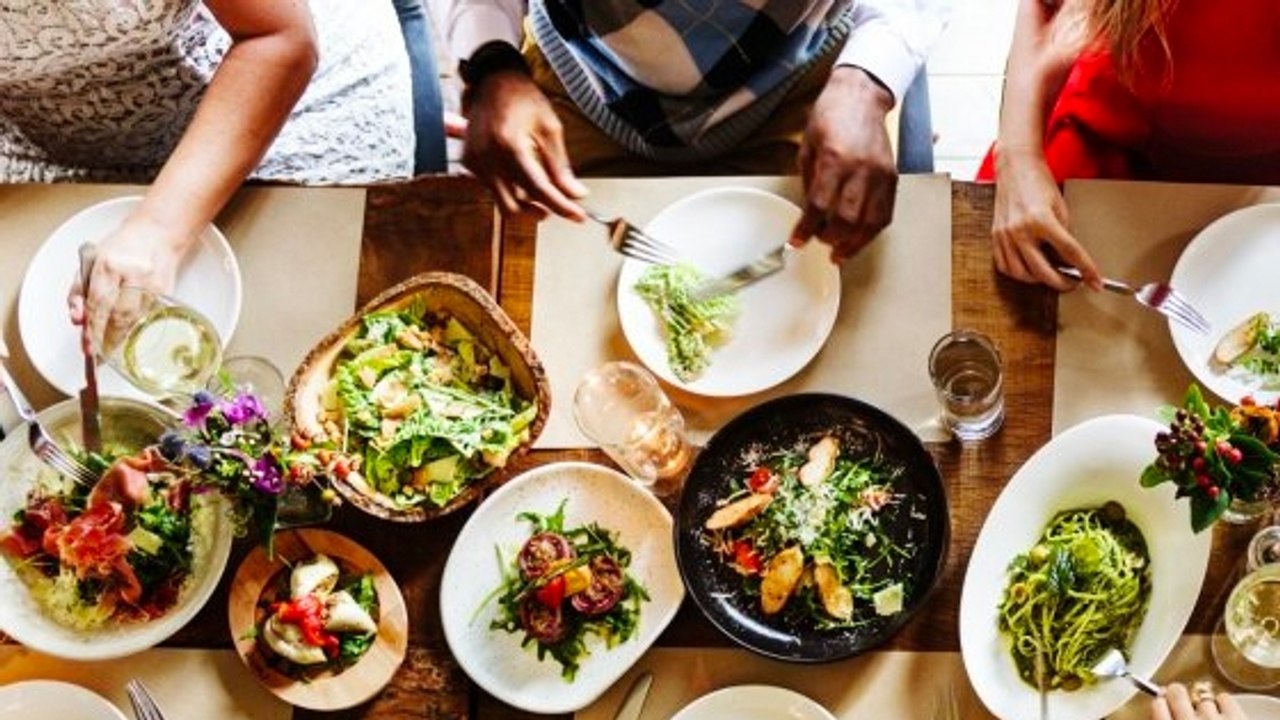 Une étude prouve que si vos amis mangent gras, vous aurez tendance à faire pareil !