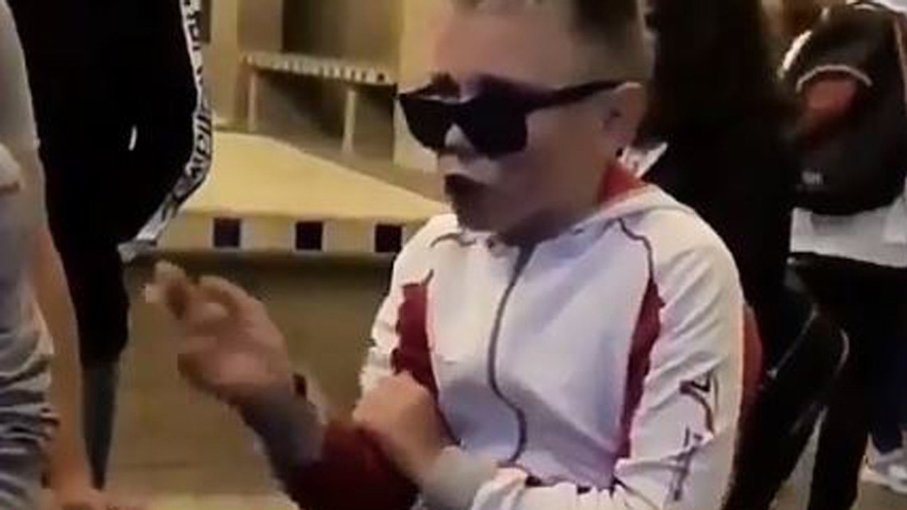 KaNoé, un jeune rappeur de 13 ans qui fume et tient des propos sexistes fait polémique