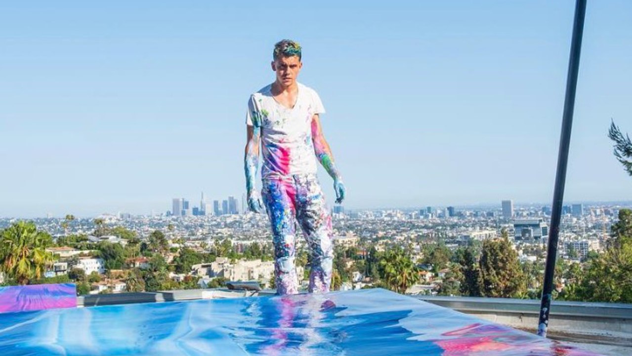 Cet artiste a une manière bien particulière de réaliser ses toiles