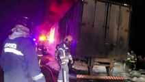 Caminhão pega fogo e bombeiros são acionados para conter o incêndio