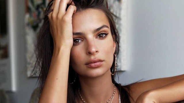 Emily Ratajkowski : en string et baskets, elle rend ses fans complètement zinzins