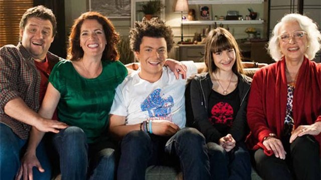 Kev Adams : très ému, il annonce la mort de Chantal Garrigues, alias Mamie Gisèle dans Soda