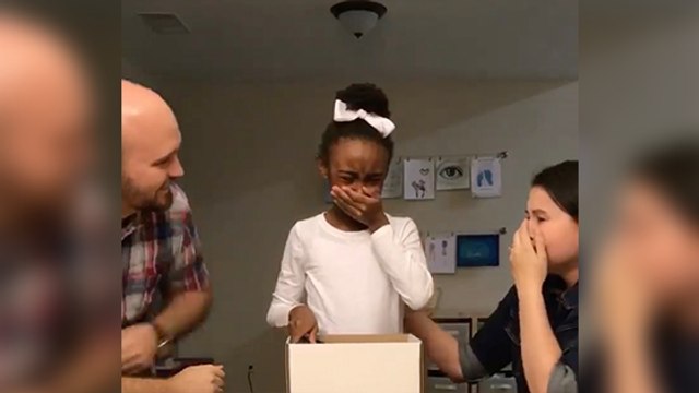 Cette petite fille apprend qu'elle va être adoptée, sa réaction va vous bouleverser