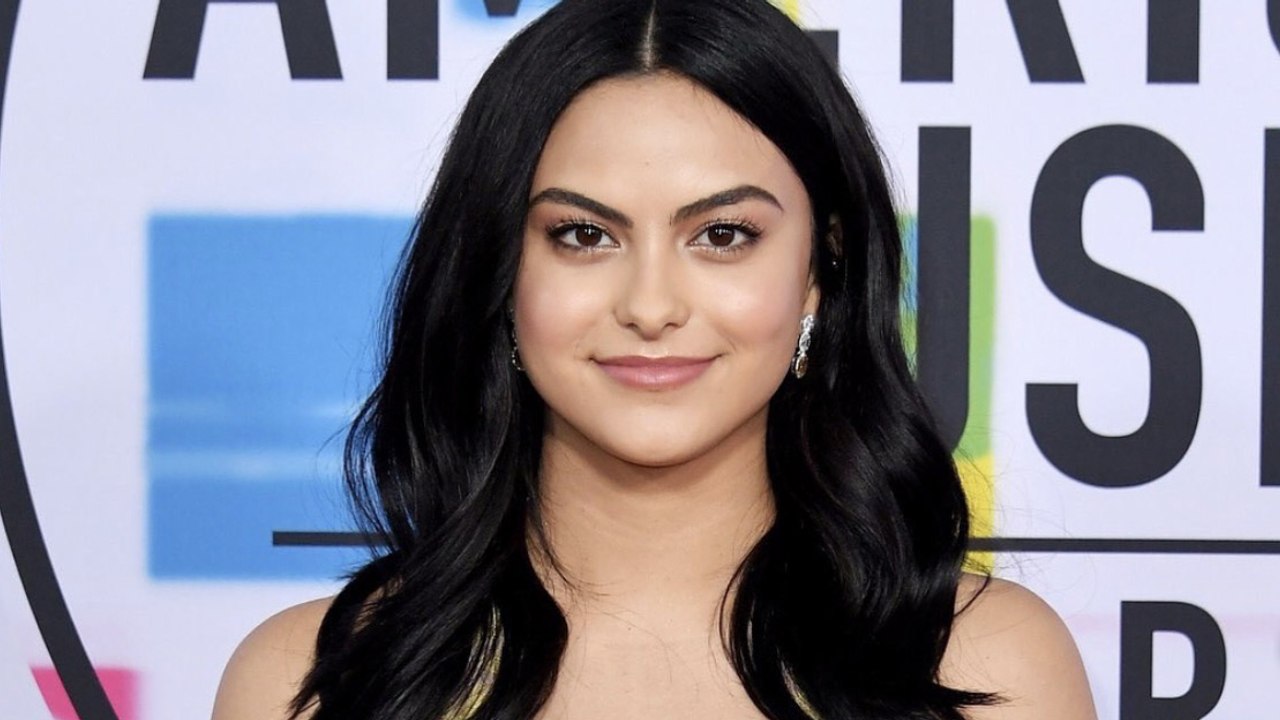 Camila Mendes : l'actrice de Riverdale s'applique du fond de teint avec un pancake