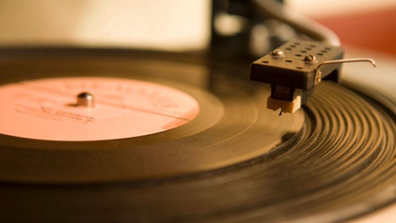 Pour ne jamais oublier la voix d'un proche, cette société transforme les cendres du défunt en vinyle