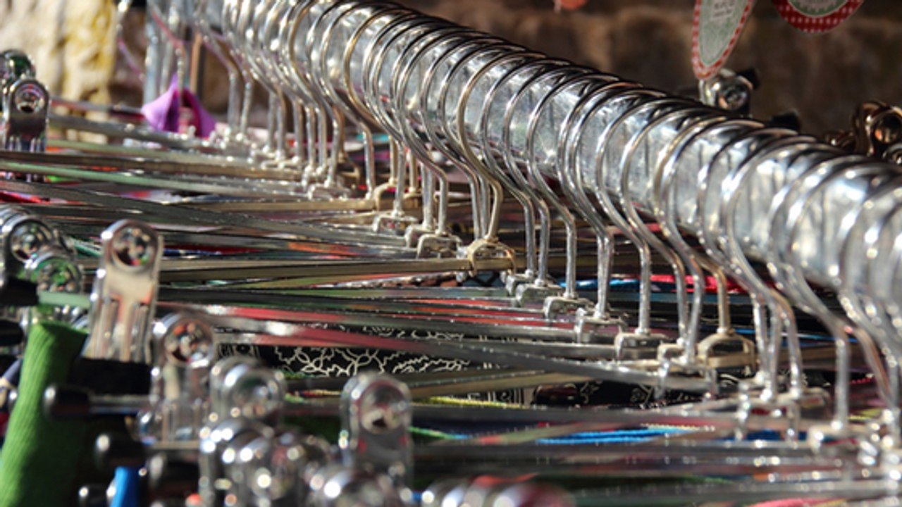 Fin des soldes : que deviennent les vêtements qui ne trouvent pas preneurs ?