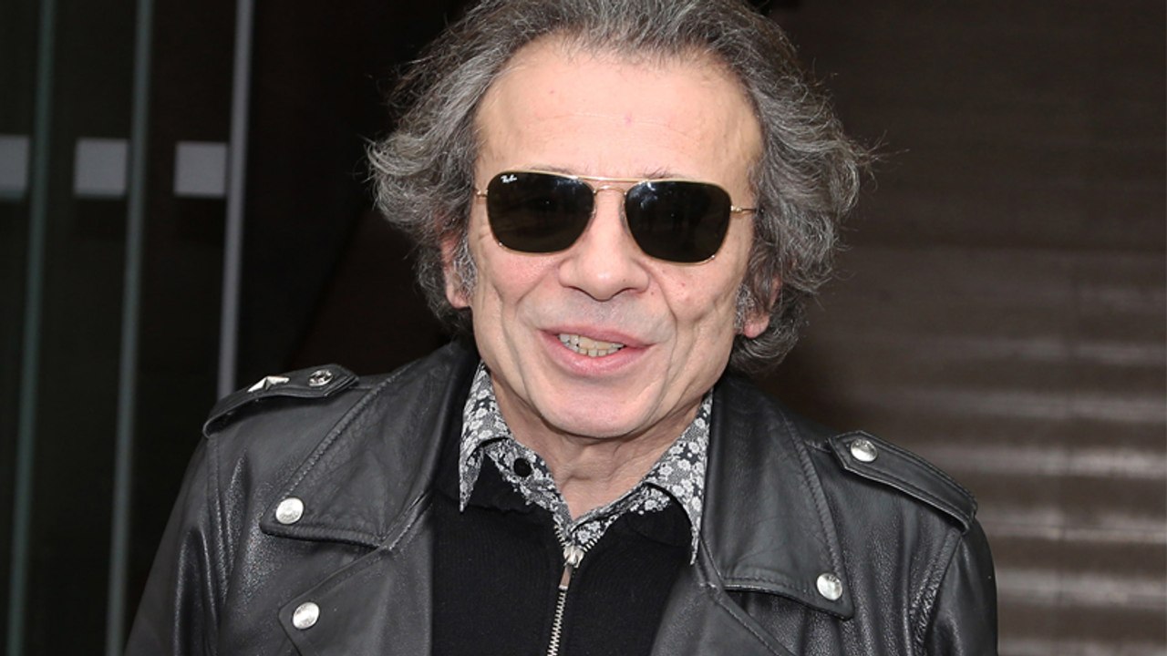 "Je picolais, Johnny aussi" : l'anecdote improbable de Philippe Manoeuvre sur Johnny Hallyday