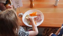 La réaction des enfants américains qui goûtent la cuisine française