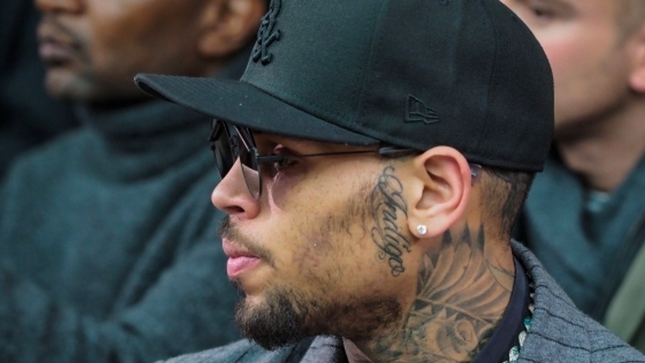 "Cette salope ment !", Chris Brown sort tout juste de sa garde à vue et insulte son accusatrice