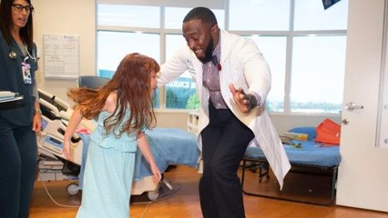 Ce chirurgien danse pour aider les enfants souffrants à guérir