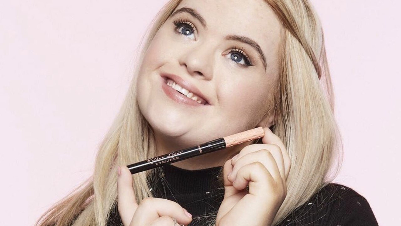 Une jeune femme porteuse de trisomie 21 devient égérie Benefit Cosmetics !