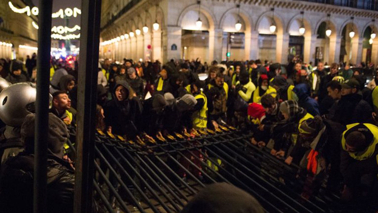 Gilets Jaunes : la terrible vidéo d'une grille qui tombe sur un manifestant au Jardin des Tuileries
