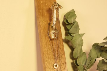 Recyclez une planche en bois et fabriquez un présentoir à bijoux